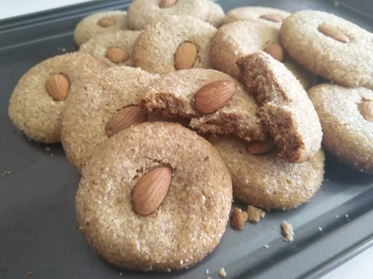 Chewy almond cookies